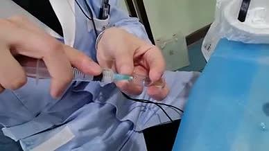 医院打针日常注射液抽取特写画面视频素材视频的预览图